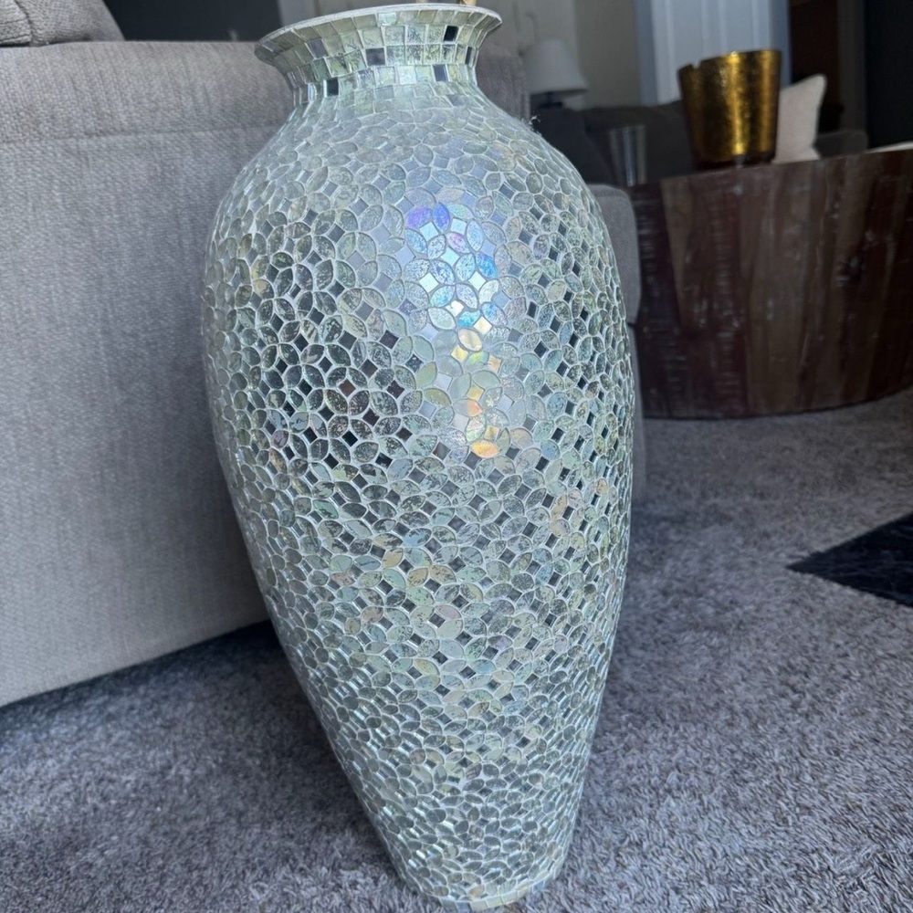 Elegant White and Pink Floral Vase - Picture 2 of 4